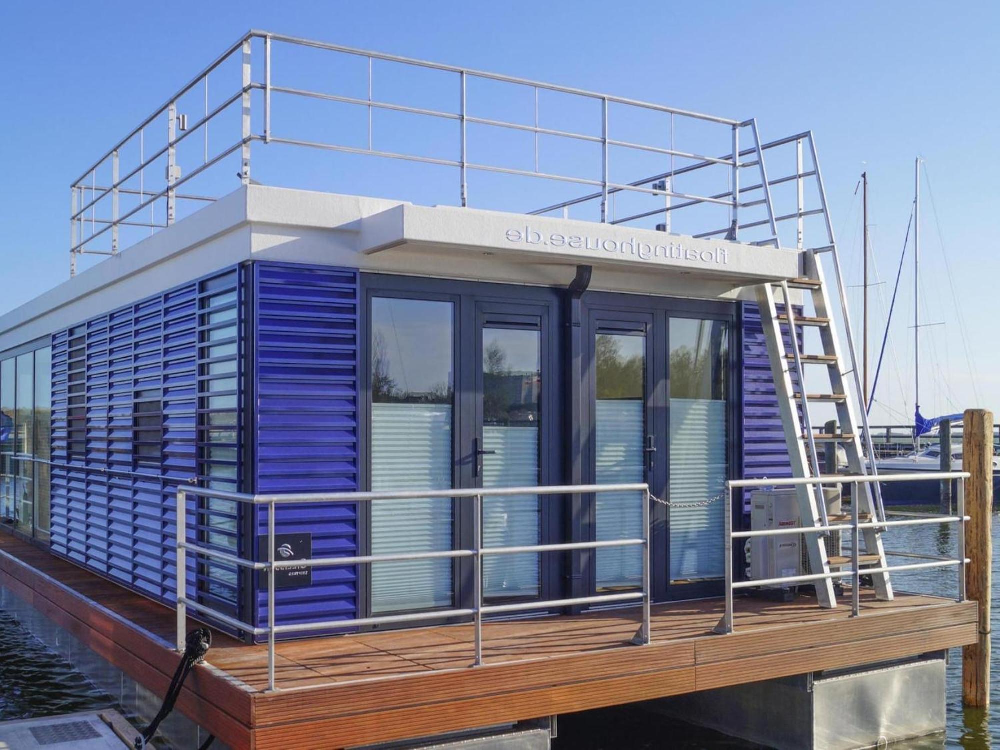 Hausboot Floating House In Botel
