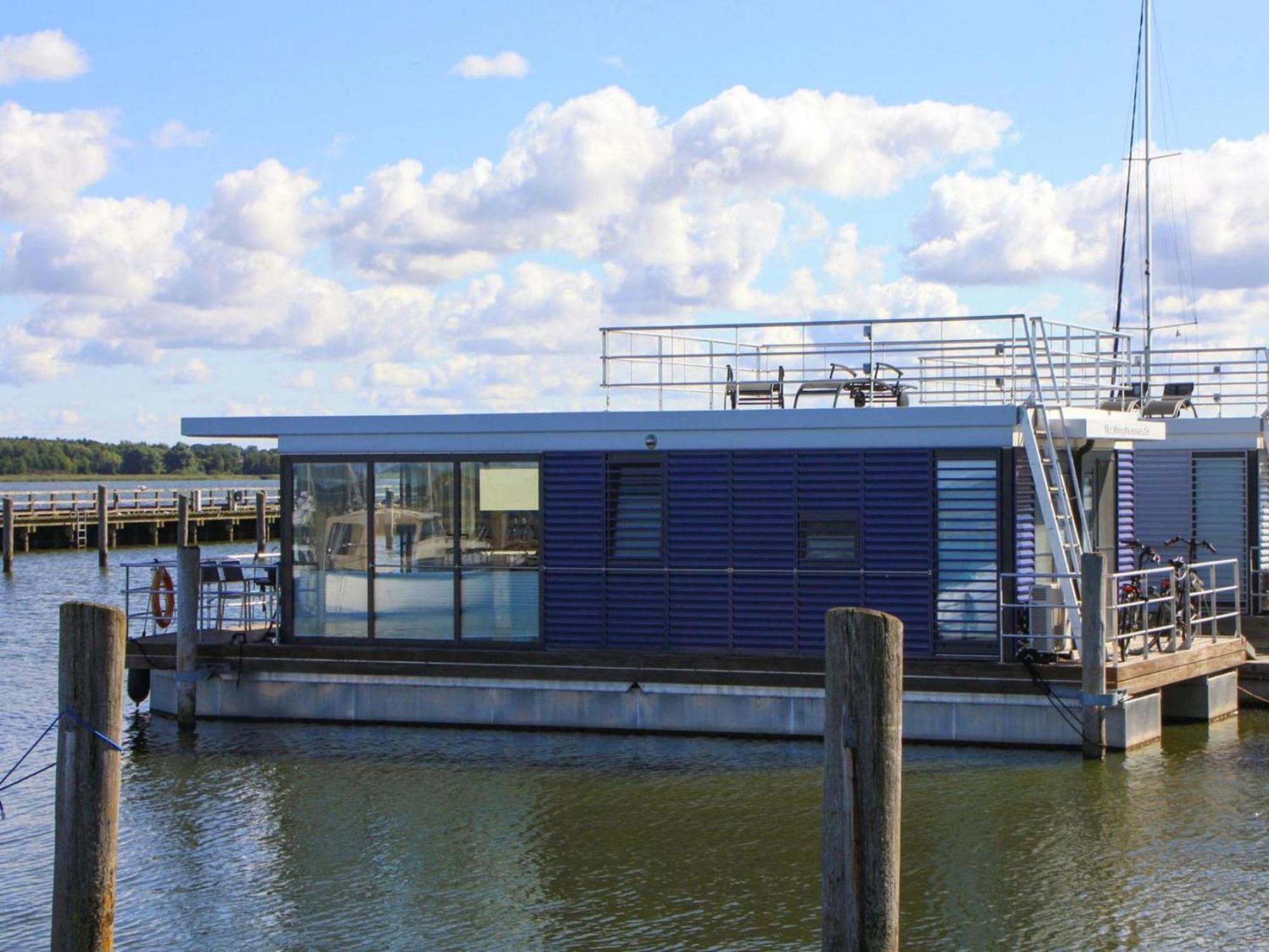 Botel Hausboot Floating House In