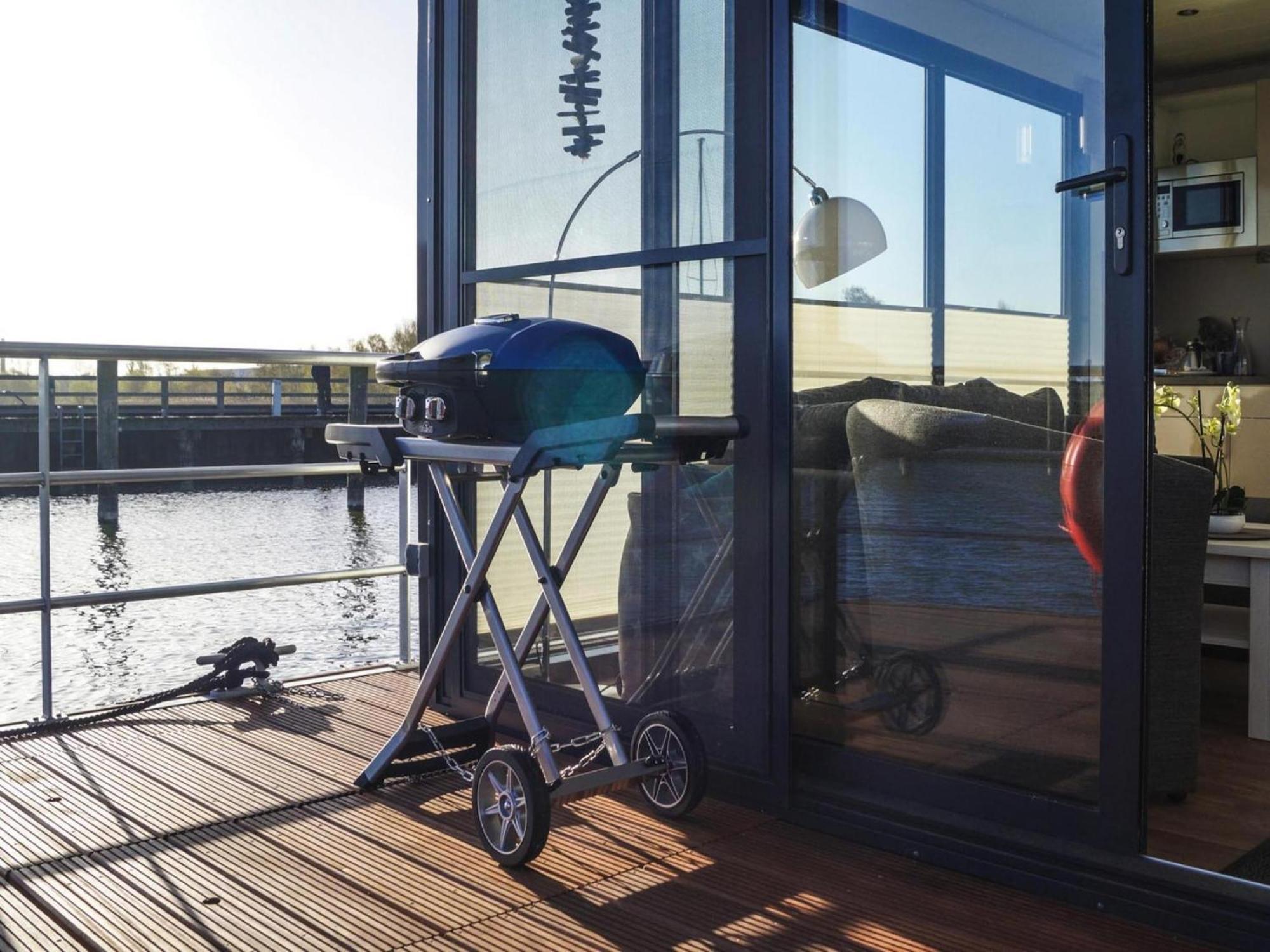 Botel Hausboot Floating House In *