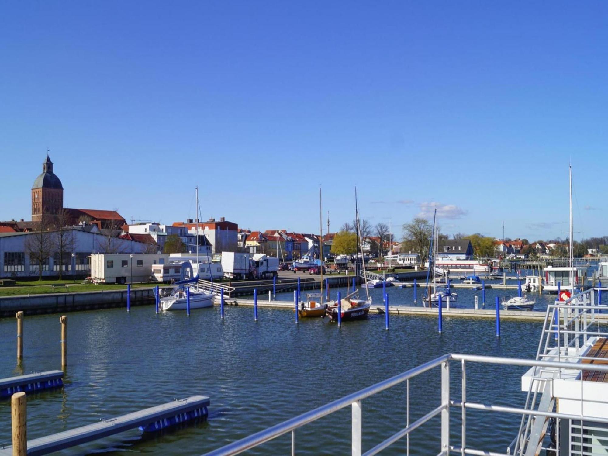 Botel Hausboot Floating House In